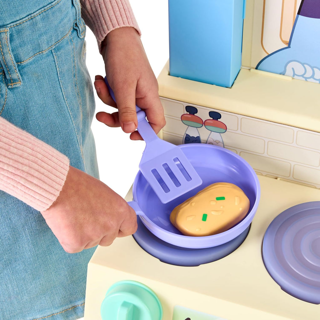 BLUEY Cook with Chef Kitchen Playset with Sounds, Lights and 20 Play Pieces T399
